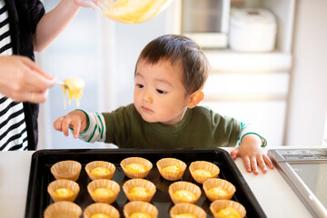 お菓子作りを見守る2歳児_つまみ食い