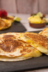 Comida popular mexicana, tacos y quesadillas
