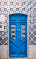 Beautiful details of typical doors from Portuguese houses © Mauro Rodrigues