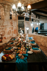 Exquisite, elegant golden and blue table set decoration
