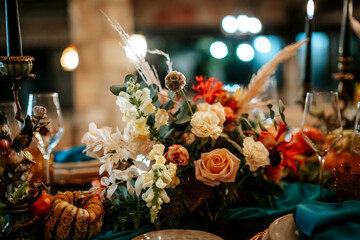 Exquisite, elegant golden and blue table set decoration