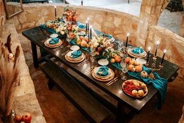 Exquisite, elegant golden and blue table set decoration