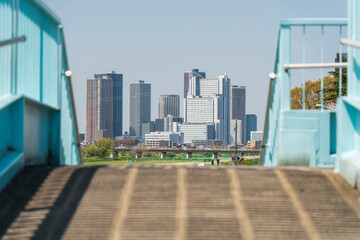 歩道橋の先に見える武蔵小杉のタワーマンション群【神奈川県・川崎市】