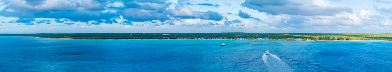 Obraz premium A panorama view across the island of Eleuthera, Bahamas on a bright sunny day