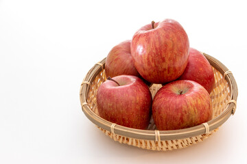 竹のかごに盛られたリンゴ