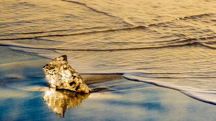 海岸の波に反射するジュエリーアイス 北海道　冬