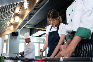 Cooking class atmosphere, Is to work closely with a chef and learn from experienced chefs at recognized institutions.