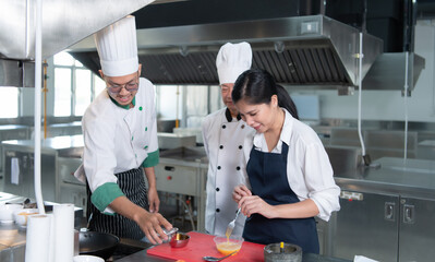 Cooking class atmosphere, Is to work closely with a chef and learn from experienced chefs at recognized institutions.
