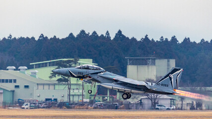 飛び立つ戦闘機　アフターバーナー