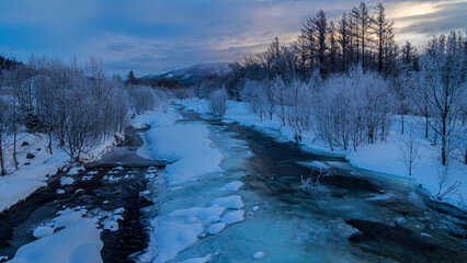 冬の早朝　凍てつく川と霧氷した木々　北海道　絶景