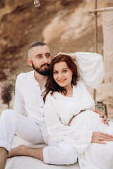 Fototapeta premium pregnant girl and boyfriend on a picnic