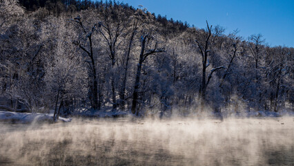 霧氷と気嵐　鳥沼公園　富良野　冬の北海道