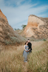 Naklejka premium pregnant girl and boyfriend on high hills