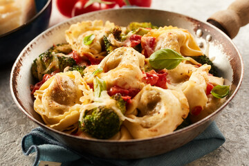 Tortelloni with vegetables in frying pan