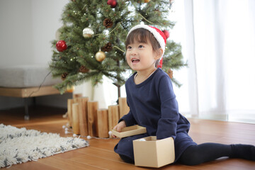 クリスマスプレゼントを開ける女の子