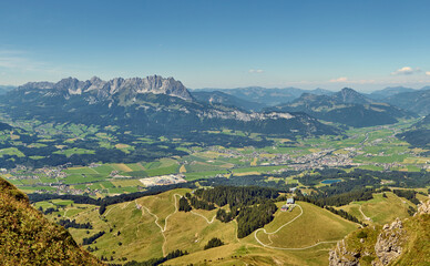 Obraz premium Kitzbühel, Austria's most luxurious ski resorts, Hahnenkamm and Kitzbüheler Horn mountains.