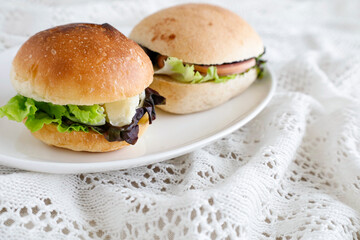 手作りハンバーガーのワンプレート　ナチュラルなイメージ