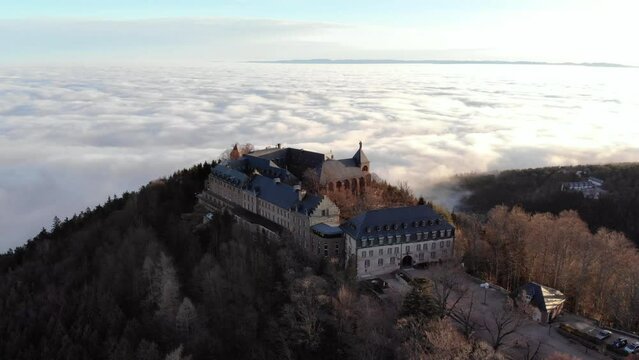 Mont-Sainte Odile avec une mer de nuages sur la plaine d'Alsace-Massif des Vosges, Alsace