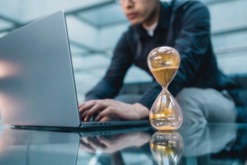 Überstunden mit goldener Sanduhr