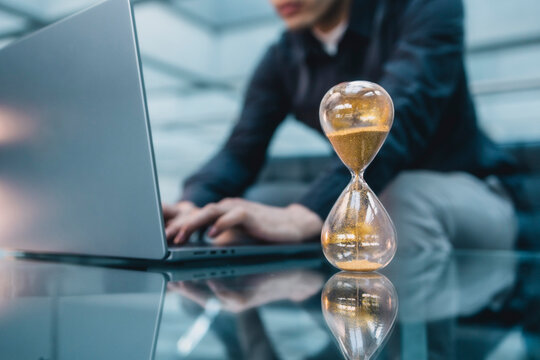 &Uuml;berstunden mit goldener Sanduhr