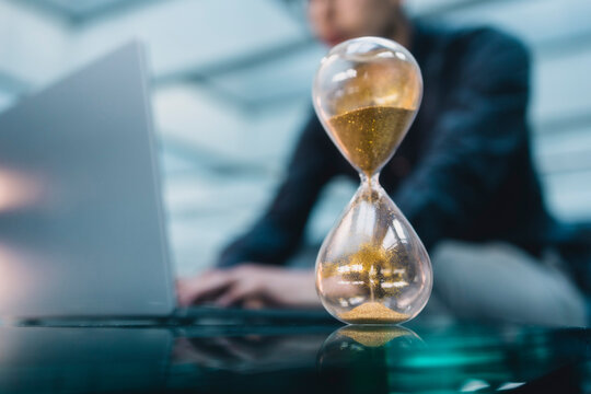 &Uuml;berstunden mit goldener Sanduhr