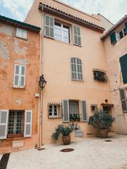 Fototapeta na wymiar old house in the old town of St. Tropez