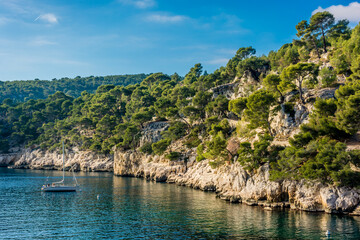 Obraz premium Scenic view of sailing boat near the white cliffs of Cassis in south of France