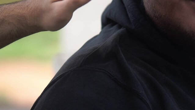 Diversidad. Hombre apoyando a su amigo en una decisi&oacute;n. J&oacute;ven acompa&ntilde;ando a su amigo en tiempos dif&iacute;ciles. Confianza en una relaci&oacute;n de negocios. Logros conseguidos entre dos amigos.