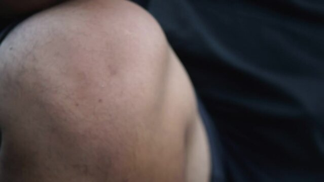 Hombre fumando cigarrillo en un plano detalle al cigarro 