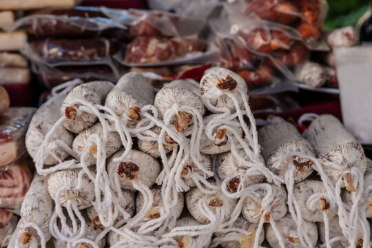 Wurststand auf einem Markt in Spanien mit Longaniza Salami,Schinken und salami