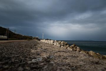 嵐の空と堤防