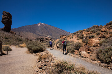 Fototapeta na wymiar tourists and view of the peak of the Pico del Teide mountain volcano on a sunny day, Teide National Park, Tenerife, Canary Islands,