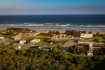 Fototapeta na wymiar Praia habitada, onde o mar toca a cidade