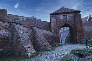 Stara brama wjazdowa w Pasłęku wieczorem © Grzegorz Lenkiewicz