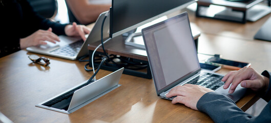 オフィスでのビジネスシーン　IT企業