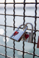 Liebesschl&ouml;sser an einem Gel&auml;nder