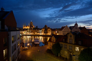 Night view of street in old town Gdańsk — good weather