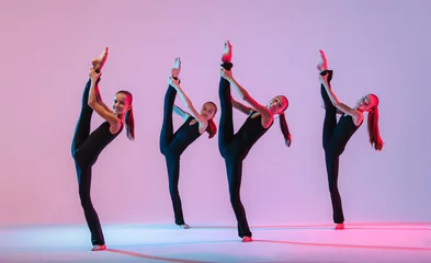 Fotobehang Dansschool group of five teenagers balrins in black tight-fitting costumes are dancing modern konteporari on a lilac background