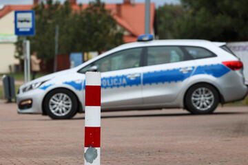 Radiowóz polskiej policji w czasie patrolu miejskim © FotoDax