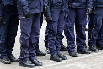 Wojskowe buty na nogach policjantów stoją w szeregu. Policjanci. - obrazy, fototapety, plakaty