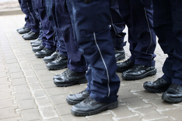 Wojskowe buty na nogach policjantów stoją w szeregu. Policjanci.