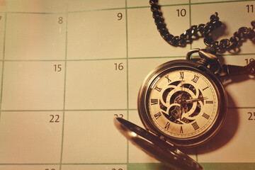 Alte Taschenuhr - Zeit - Kalender -  Retro - Konzept - Pocket watch on calendar. - Concept - Time -...