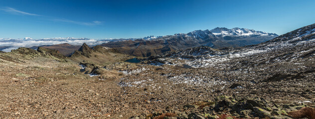 Panoramique depuis le Col de l' Agnelin sur Massif des Grandes Rousses, Paysage du Massif de Belledonne  à l' automne , Savoie  , Alpes France.