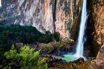 Fototapeta na wymiar green waterfall, water with sulfur surrounded by walls of stone and green wood, sierra tarahumara in basaseachi chihuahua 
