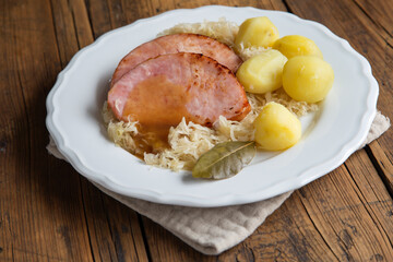 Kassler mit Sauerkraut und Kartoffeln