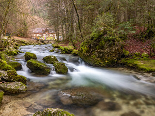 Torrent dans le cirque de Saint Même dans le massif de la Chartreuse-Pose longue