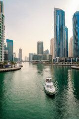 Obraz premium The ship sails within the city of Dubai.