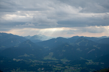 Allgäuer Alpen Sonnenstrahlen durch die Wolken
