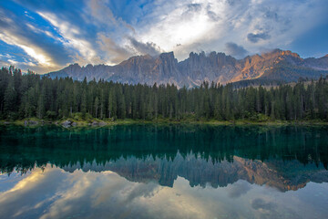 Lago di Carezza all'alba, Dolomiti, Italia
