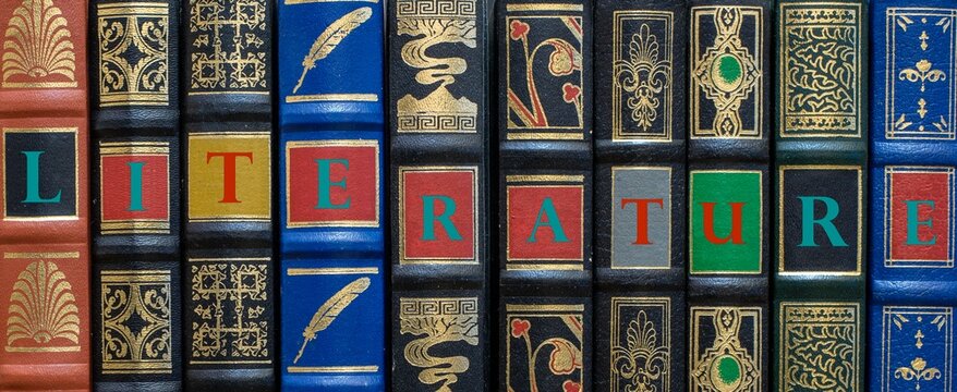 Lomos de libros cl&aacute;sicos con la palabra literatura escrita